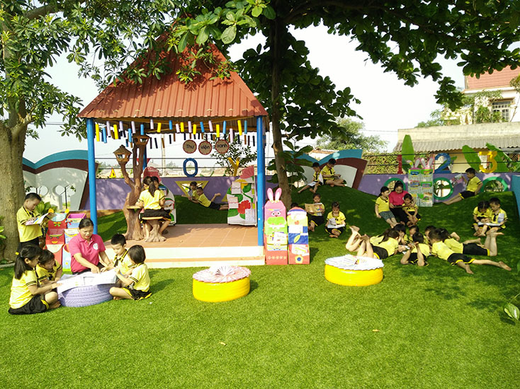 Trường mầm non Đức Ninh Đông có không gian vui chơi rộng rãi, thoáng mát cho trẻ. 