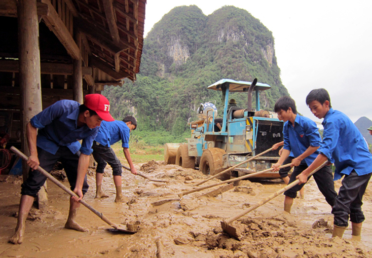 Lực lượng ĐVTN giúp dân dọn dẹp vệ sinh sau lũ lụt.