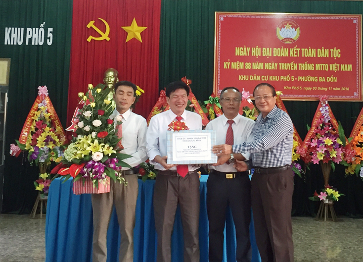 Đồng chí Trần Văn Tuân, Chủ tịch Ủy ban MTTQVN tỉnh tặng quà cho khu phố 5, phường Ba Đồn (TX.Ba Đồn).
