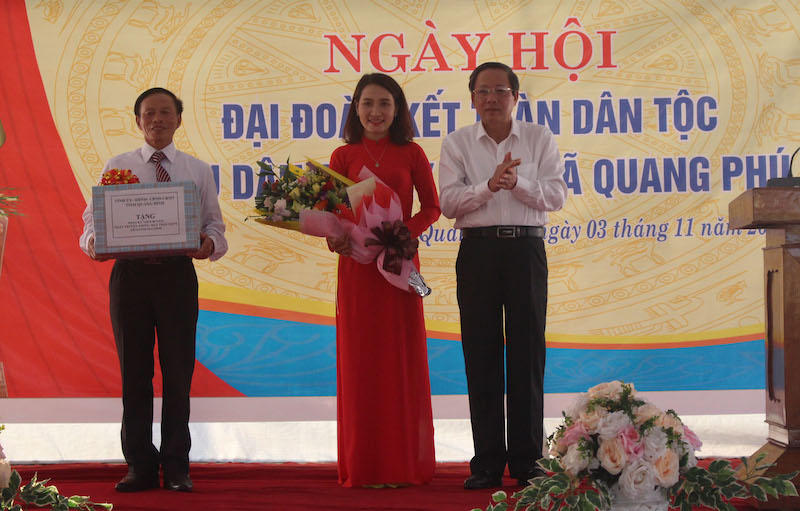 Đồng chí Bí thư Tỉnh uỷ Hoàng Đăng Quang tặng hoa chúc mừng cán bộ và nhân dân thôn Tây Phú