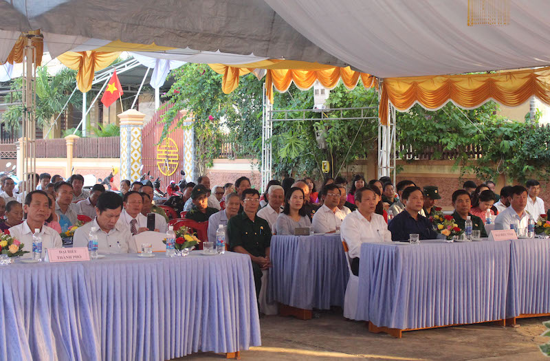 Các đồng chí đại biểu và cán bộ, nhân dân thôn Tây Phú tham dự ngày hội