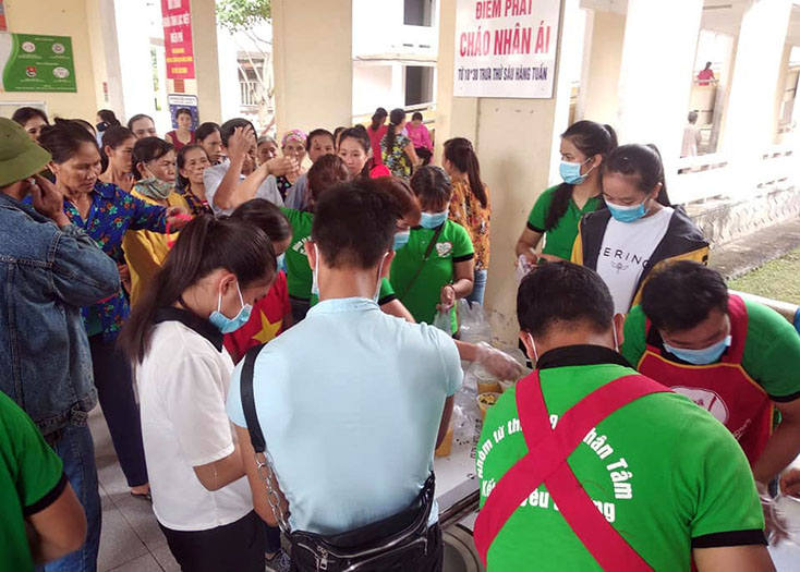 Phát cháo cho BNN tại Bệnh viện đa khoa huyện Quảng Ninh 