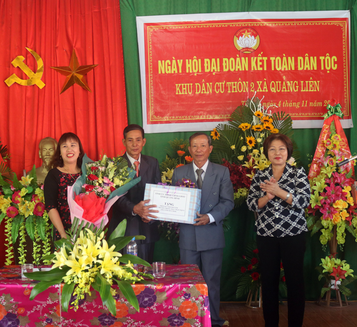 Phó Chủ tịch Thường trực HĐND tỉnh Nguyễn Thị Thanh Hương tặng hoa, quà cho cán bộ, nhân dân thôn 2, xã Quảng Liên.
