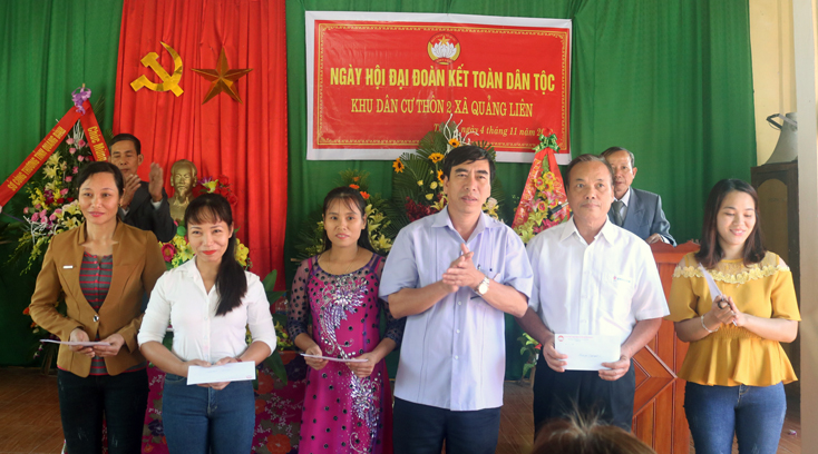 Đại diện lãnh đạo huyện Quảng Trạch tặng quà cho các hộ sản xuất kinh doanh giỏi ở thôn 2, xã Quảng Liên.