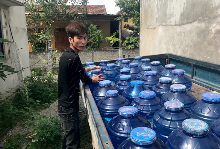 Anh Nguyễn Anh Tuấn nhân viên bán hàng của cơ sở nước đóng chai Giếng Mạch bị chặn đánh khi đang giao hàng ở xã Quảng Sơn