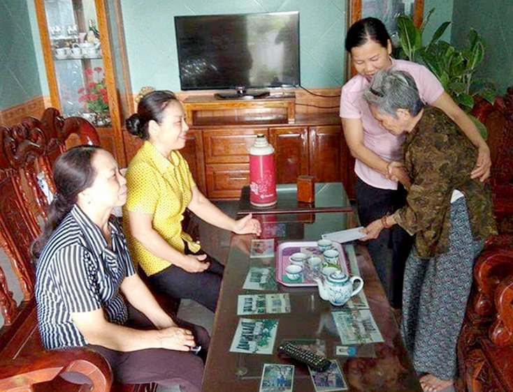 NGHHội LHPN phường Nam Lý (TP. Đồng Hới) thăm, tặng quà gia đình chính sách trên địa bàn. 