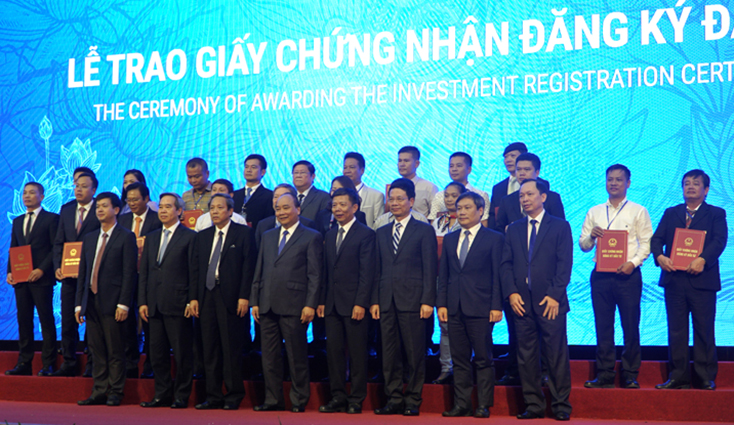 Thủ tướng Nguyễn Xuân Phúc, Thủ tướng Chính phủ và lãnh đạo các bộ, ngành Trung ương, lãnh đạo tỉnh chụp ảnh lưu niệm với các nhà đầu tư tại Hội nghị xúc tiến đầu tư tỉnh Quảng Bình năm 2018.