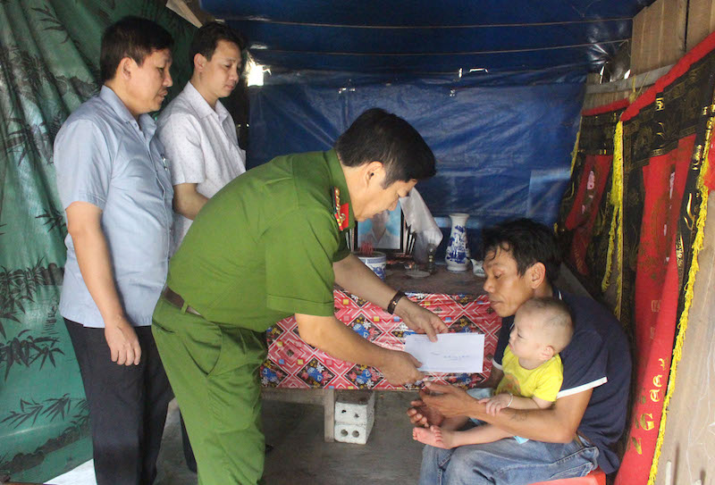 Đại tá Trần Minh Thùy thăm hỏi gia đình nạn nhân Huỳnh Thị Thảo (xã Phù Hóa)