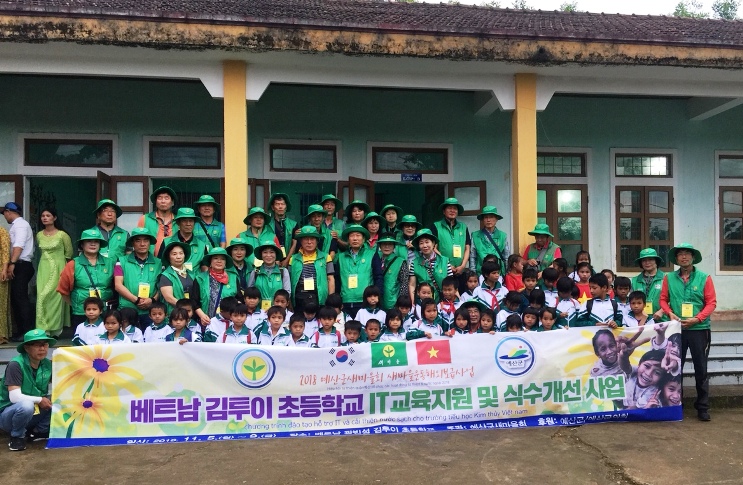 Các thành viên hiệp hội thiện nguyện quận Jesan với các em học sinh điểm trường An Bai. 