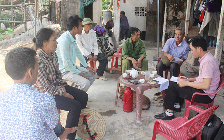 Người dân thôn Phú Lộc 4 (xã Quảng Phú) bức xúc phản ánh với phóng viên.