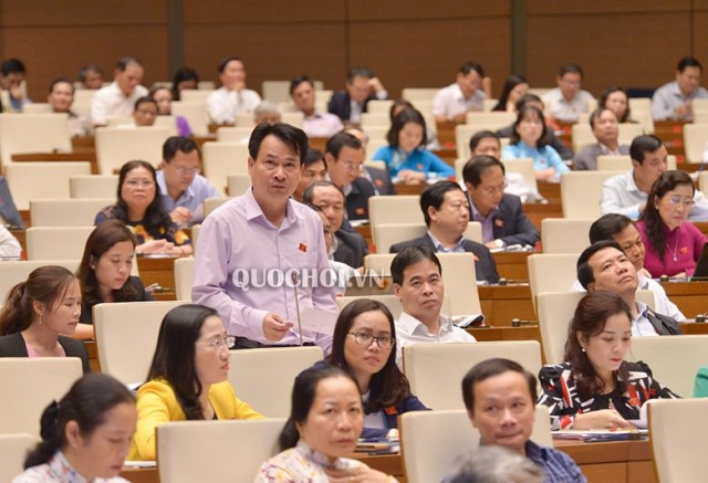 Đại biểu Quốc hội Nguyễn Văn Man, Ủy viên Thường vụ Tỉnh ủy, Chỉ huy trưởng Bộ Chỉ huy Quân sự tỉnh phát biểu về tình hình thực hiện chính sách dân tộc và miền núi.