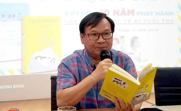 Nhà văn Nguyễn Nhật Ánh với quyển Cảm ơn người lớn vừa in xong - Ảnh: L.Điền