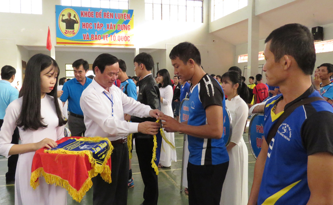 Đồng chí Đinh Quý Nhân, Tỉnh uỷ viên, Giám đốc Sở Giáo dục - Đào tạo trao cờ lưu niệm cho các đội bóng tham dự giải.