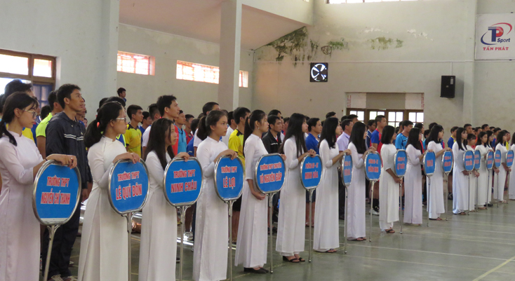 Toàn cảnh lễ khai mạc giải Bóng chuyền nam ngành Giáo dục - Đào tạo Quảng Bình năm 2018.