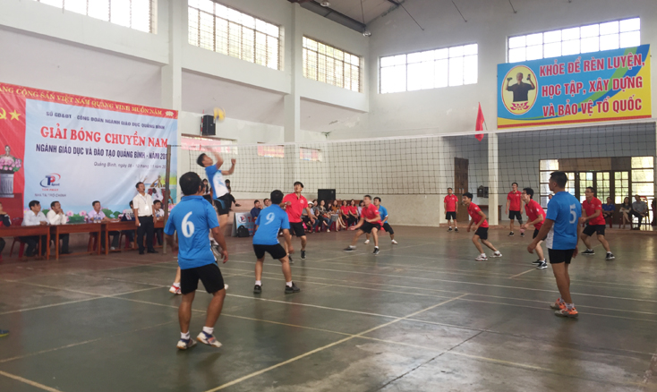 Trận khai mạc giữa hai đội bóng của Trường THPT chuyên Võ Nguyên Giáp và THPT Trần Phú.