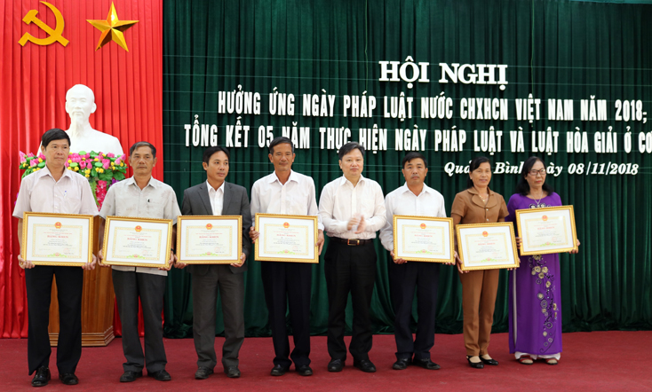 Đồng chí Nguyễn Tiến Hoàng, TUV, Phó Chủ tịch UBND tỉnh trao bằng khen cho các tập thể, cá nhân có thành tích trong 5 năm thực hiện Luật hòa giải ở cơ sở.