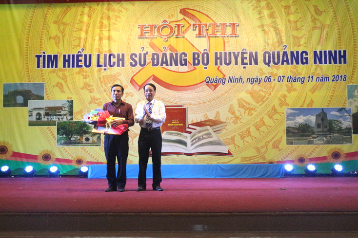 Đồng chí Phan Mạnh Hùng, Bí thư Huyện ủy Quảng Ninh trao giấy thưởng cho đội thi đạt giải nhất
