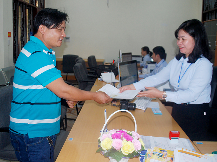 Người dân đến thực hiện giao dịch tại bộ phận giao dịch Sở GTVT ở Trung tâm HCC tỉnh.