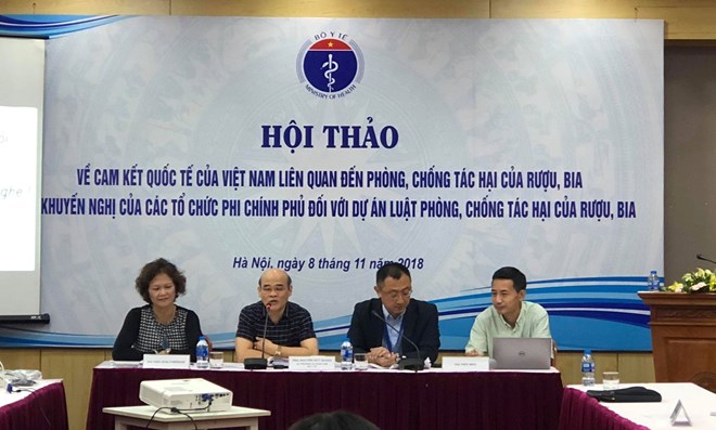 Các đại biểu trả lời báo chí tại Hội thảo về cam kết quốc tế của Việt Nam liên quan đến phòng, chống tác hại của rượu, bia. (Ảnh: PV/Vietnam+)