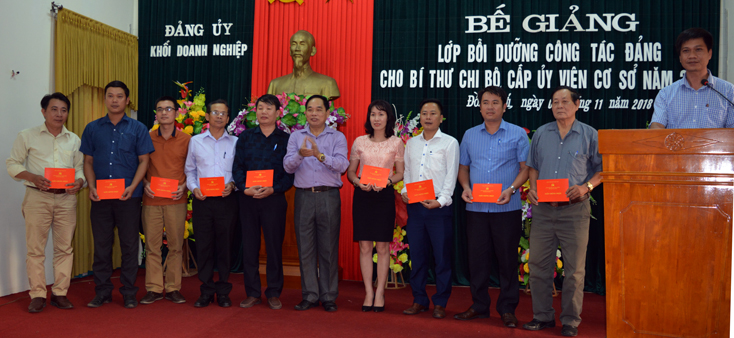 Đồng chí Bí thư Đảng ủy Khối Doanh nghiệp Nguyễn Quang Năm trao giấy chứng nhận cho các học viên tham gia lớp bồi dưỡng.
