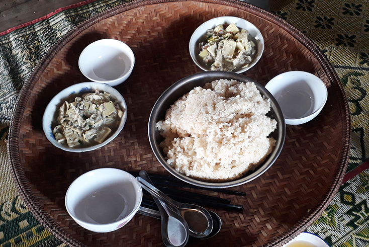 Bữa cơm lúa mới mà gia đình ông Hồ Mai ở bản Cha Cáp đãi khách phương xa.   