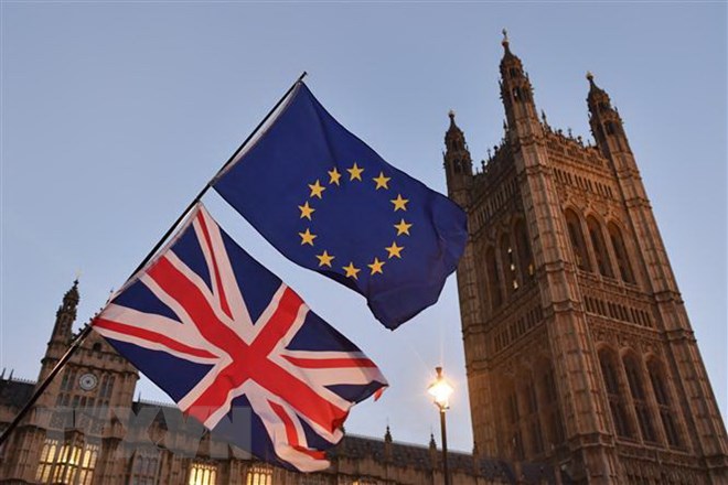 Cờ Anh (phía dưới) và cờ EU tại thủ đô London, Anh. (Nguồn: AFP/TTXVN)