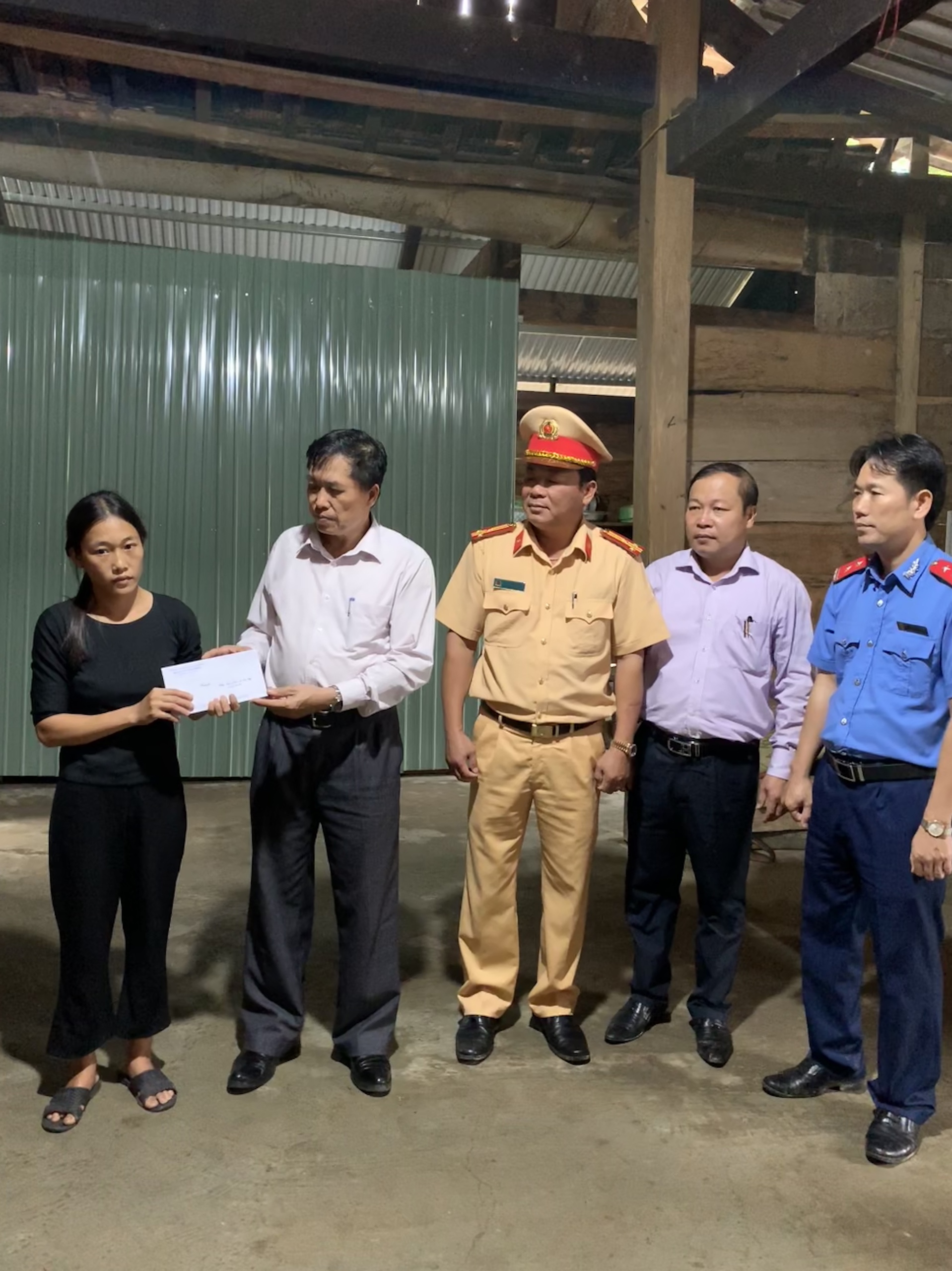 Đại diện Ban ATGT tỉnh tặng quà cho gia đình nạn nhân Đinh Quang (thị trấn Quy Đạt)