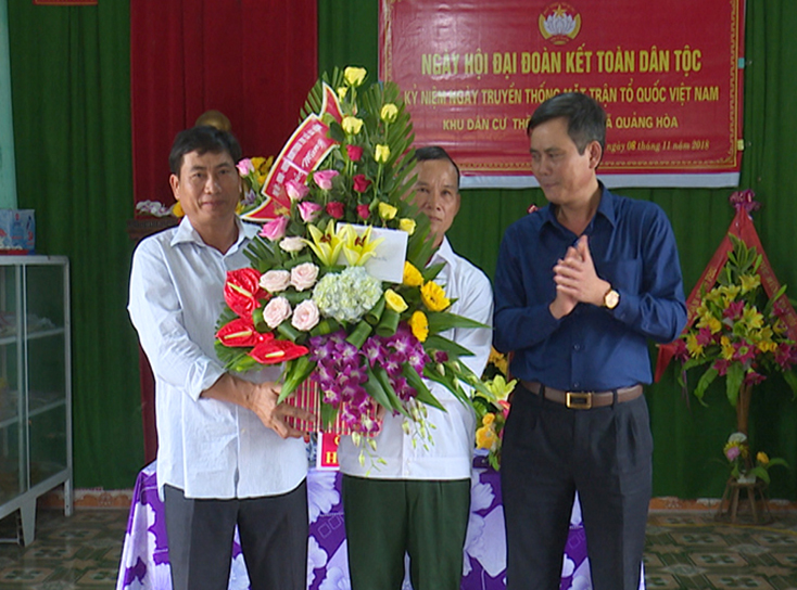 Đồng chí Bí thư Thị ủy Ba Đồn Trần Thắng tặng hoa và quà cho người dân thôn Vĩnh Phú.