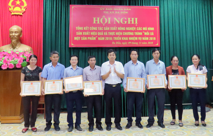 Đại diện lãnh đạo UBND thị xã Ba Đồn tặng giấy khen cho các tập thể, cá nhân có thành tích xuất sắc trong công tác phát triển sản xuất nông nghiệp năm 2018.