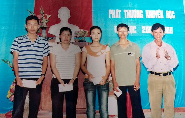 Hàng năm, các dòng họ hiếu học ở xã Duy Ninh đều khen thưởng con em có thành tích cao trong học tập.	