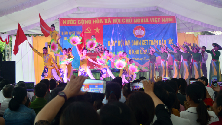  Tiết mục văn nghệ chào mừng Ngày hội Đại đoàn kết toàn dân tộc của bà con TDP Xung Kích, thị trấn Nông trường Việt Trung.