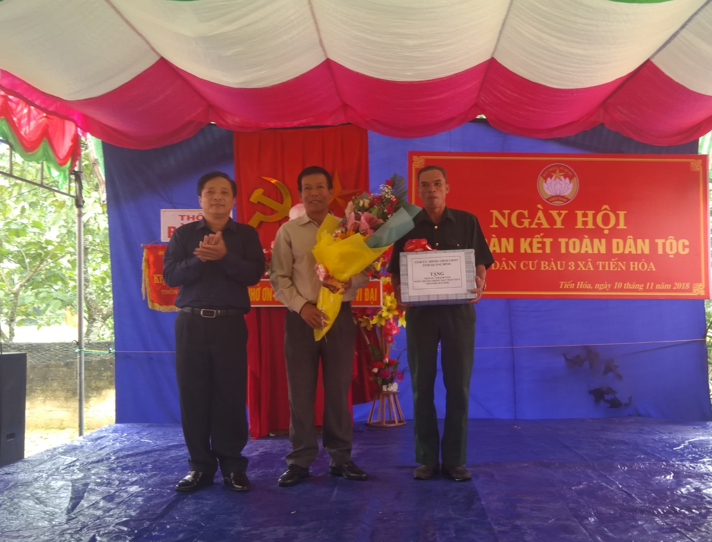 Lãnh đạo Ủy ban MTTQVN tỉnh  tặng quà cho tập thể khu dân cư thôn Bùa 3, xã Tiến Hóa, huyện Tuyên Hóa 