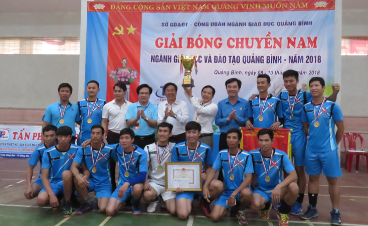 Phòng Giáo dục-Đào tạo thị xã Ba Đồn giành cúp vô địch khối các phòng GD-ĐT huyện, thị xã, thành phố.