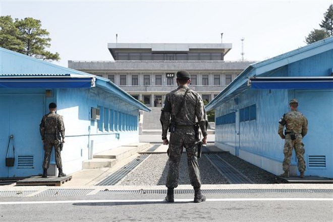 Binh sỹ Hàn Quốc gác tại Khu vực An ninh chung (JSA) thuộc Khu phi quân sự liên Triều ở làng đình chiến Panmunjom ngày 18-4-2018. (Ảnh: EPA/TTXVN)