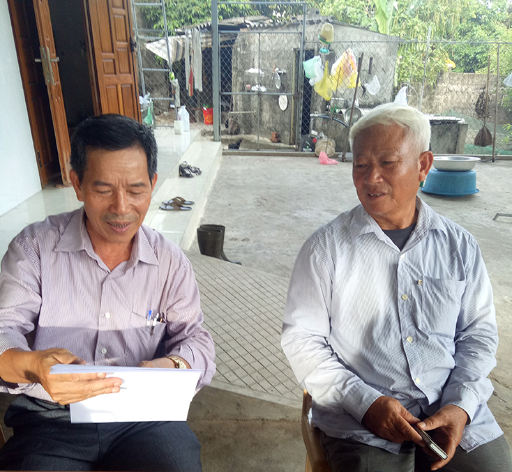 CCB Trương Minh Lê (phải) đang trao đổi về các hoạt động nhân đạo, từ thiện với ông Hồ Hải Ngoại, Chủ tịch Hội CCB xã Gia Ninh.