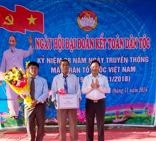 Đồng chí Lê Minh Ngân, Phó Chủ tịch UBND tỉnh tặng quà bà con nhân dân thôn Hàm Hoà, xã Hàm Ninh, huyện Quảng Ninh.