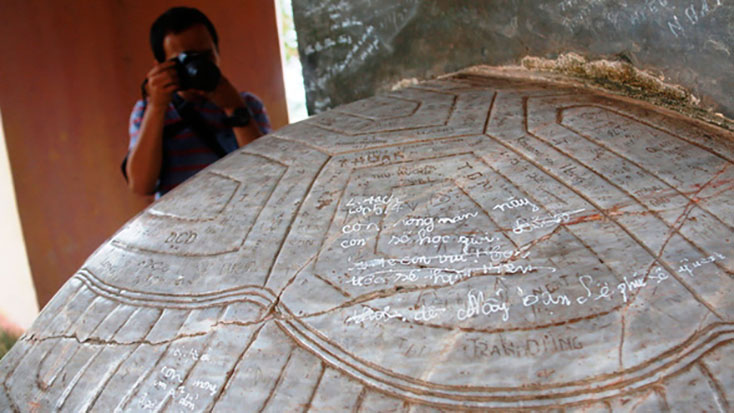Những hình ảnh viết, vẽ bậy gần kín trên rùa đá và bia đá chùa Thiên Mụ - Ảnh: NHẬT LINH