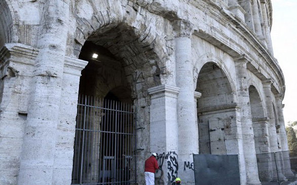 Chính quyền Rome nỗ lực xóa dấu vẽ bậy trên đấu trường La Mã - Ảnh: AFP