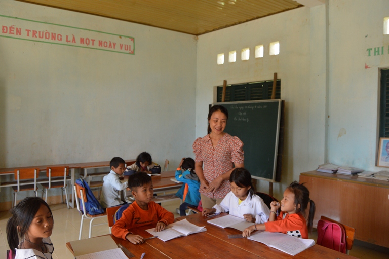 : Lớp học ghép (trình độ 2&3) của cô giáo Đậu Thị Mai Hóa ở điểm trường Si Mới.