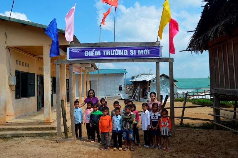 Cô giáo Đậu Thị Mai Hóa và Cao Thị Hoằng cùng các em học sinh ở điểm trường Si Mới