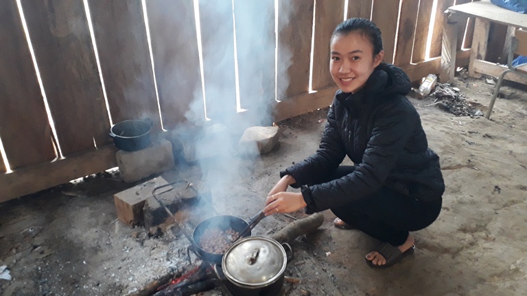 Cô giáo trẻ Đinh Thị Ngọc Anh cắm bản ở điểm trường Chà Cáp đang chuẩn bị bữa cơm trưa với món đậu lang rang.