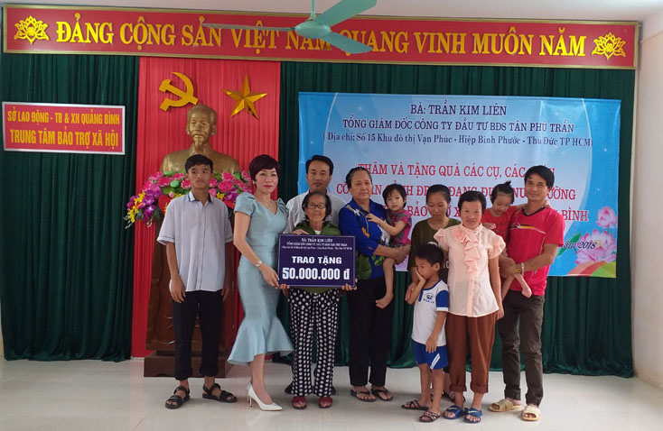 Bà Trần Kim Liên, Tổng giám đốc Công ty bất động sản Tân Phú Trần đã trao 50 triệu đồng cho Trung tâm bảo trợ xã hội tỉnh