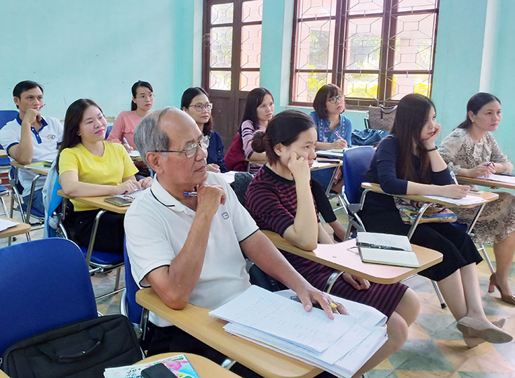 Ông Lê Minh Tâm và các sinh viên lớp Ngôn ngữ Anh trong một buổi học. 
