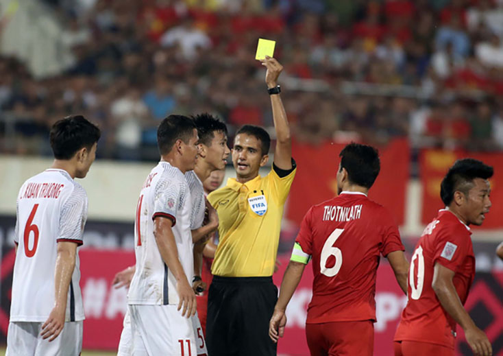 Văn Hậu nhận thẻ vàng trong trận thắng Lào 3-0 - Ảnh: N.K.