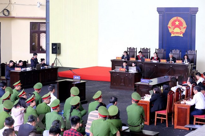 Các bị cáo nghe đại diện Viện kiểm sát nhân dân tỉnh Phú Thọ đọc cáo trạng vụ án. (Ảnh: Trung Kiên/TTXVN)
