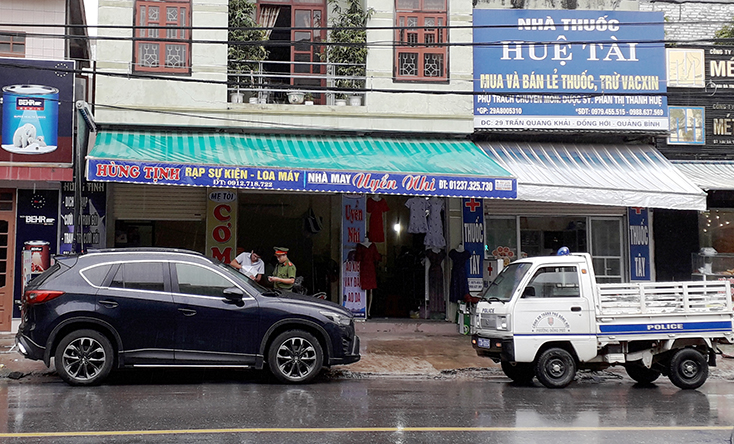 Lực lượng chức năng xử lý xe ô tô vi phạm trên tuyến đường Trần Quang Khải (thành phố Đồng Hới).
