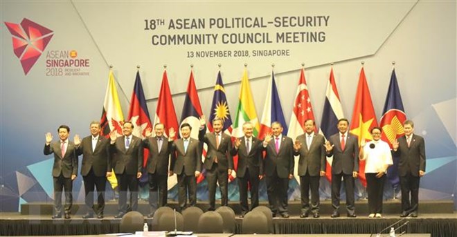 Trưởng đoàn các nước tại cuộc họp Hội đồng Chính trị-An ninh chuẩn bị cho ASEAN 33 chụp ảnh chung. (Ảnh: Xuân Vịnh/TTXVN)