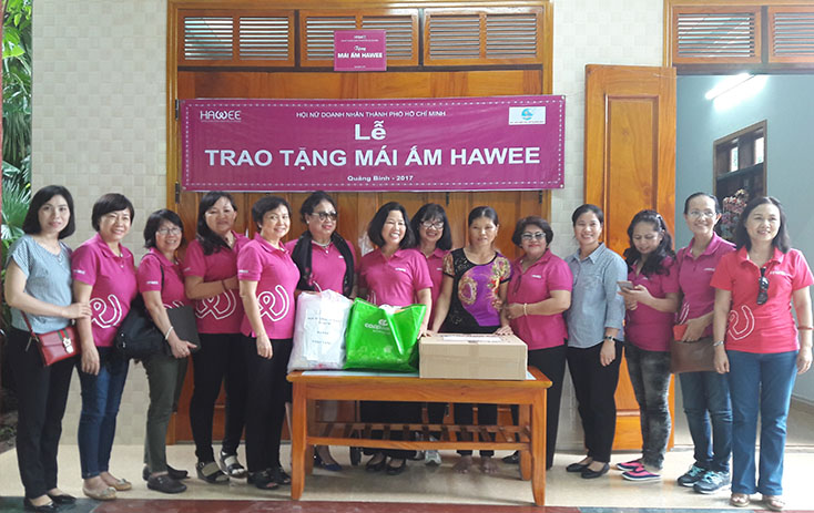 Đại diện Hội LHPN tỉnh và các nhà tài trợ trao tiền hỗ trợ xây dựng  "mái ấm tình thương " cho chị Nguyễn Thị Thành ở xã Thuận Hóa (Tuyên Hóa). 