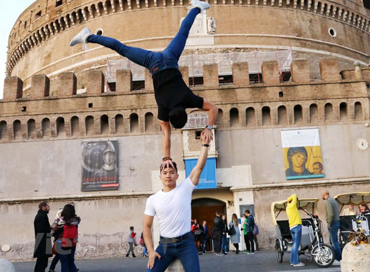Hai nghệ sỹ Quốc Cơ, Quốc Nghiệp biểu diễn ngay trên đường phố thủ đô Rome. (Ảnh: Quang Thanh/Vietnam+)