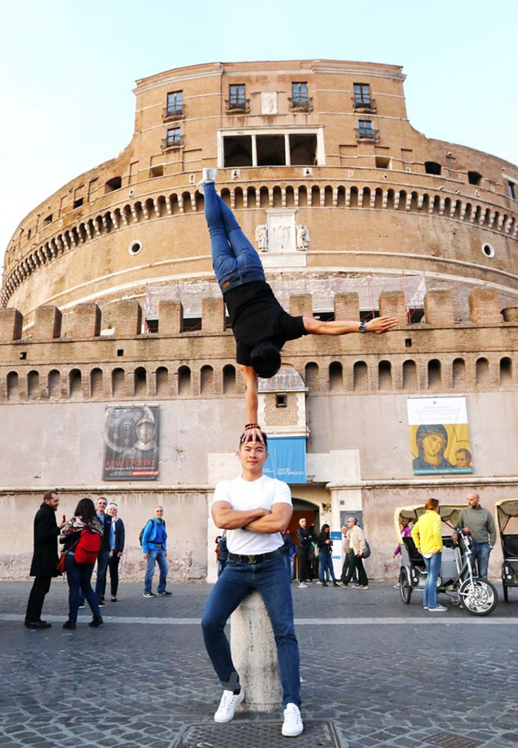  Hai nghệ sỹ Quốc Cơ, Quốc Nghiệp biểu diễn ngay trên đường phố thủ đô Rome. (Ảnh: Quang Thanh/Vietnam+)